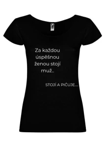 Tričko s potiskem – Za každou úspěšnou ženou stojí muž (stojí a píčuje)